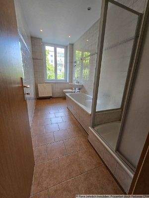 Bad mit Wanne und Dusche