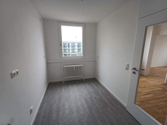 Helles Zimmer mit Fenster