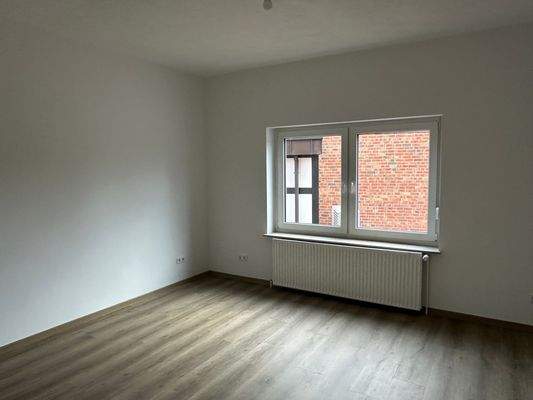 Helles Wohnzimmer mit Fenster