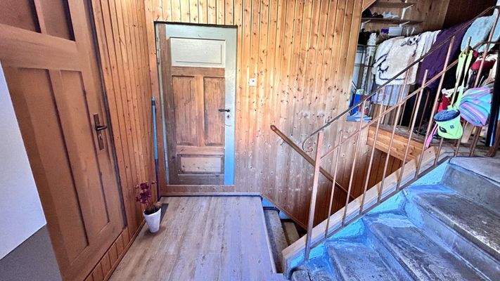 Treppenhaus - Zugang Abstellraum und DG