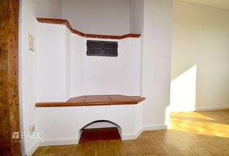 Holzofen mit Sitzfläche im Wohnzimmer