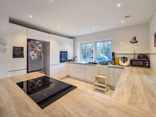 Großzügige Küche mit Essplatz