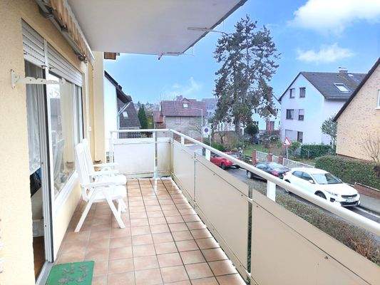 großer, sonniger Balkon