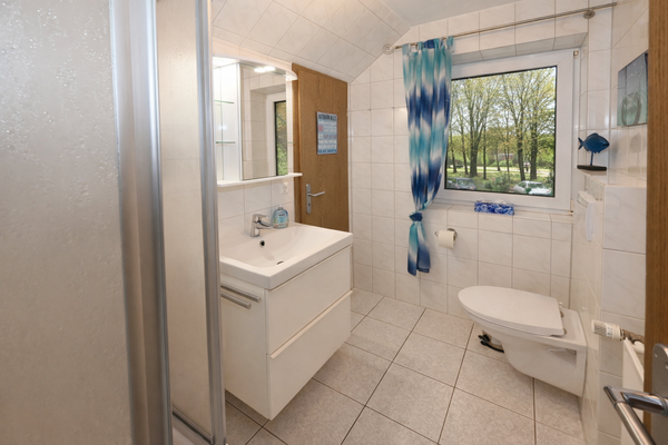 Duschbad mit angrenzendem Abstellraum