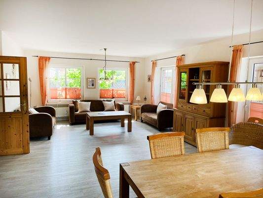 Großzügiges Wohnzimmer mit ...