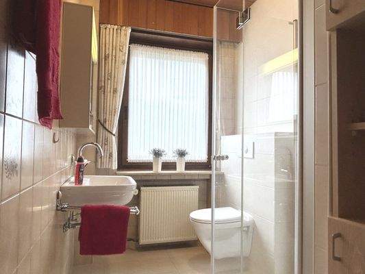 Tageslichtbad mit bodentiefer Dusche im Erdgeschoss