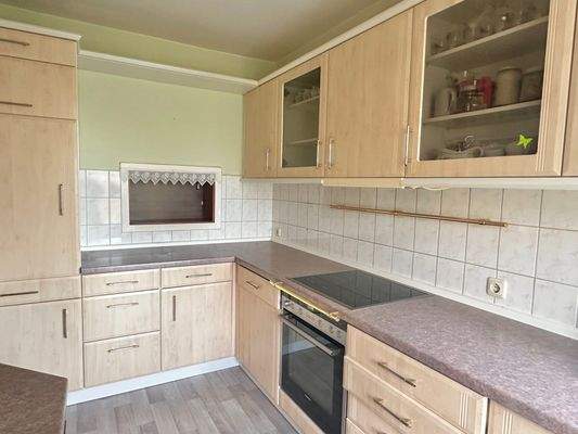 WE1 Einbauküche mit Durchreiche