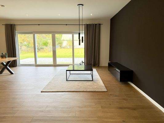 Offener Wohnbereich mit Terrassenzugang