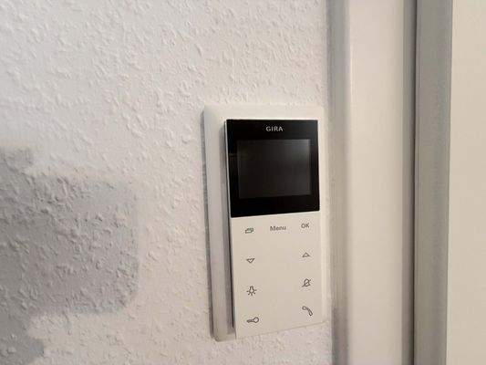 Die moderne Video-Haustelefon-Anlage sorgt für Sicherheit und Komfort, direkt an der Wohnungstür