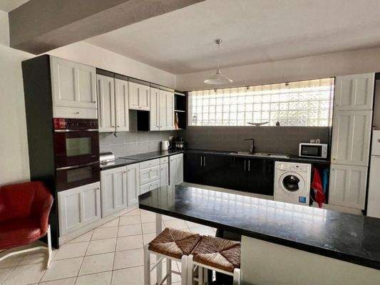 Kreta, Makry Gialos: 4-Zimmer-Erdgeschosswohnung in Strandnähe zu verkaufen