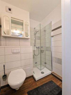 Komfortables und modernes Badezimmer