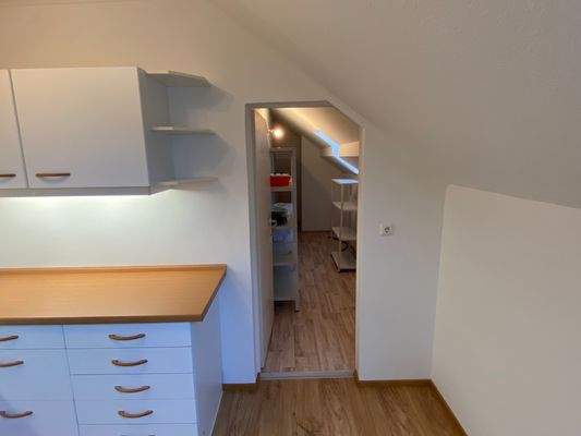 Küche mit Zugang zur Speisekammer jpeg