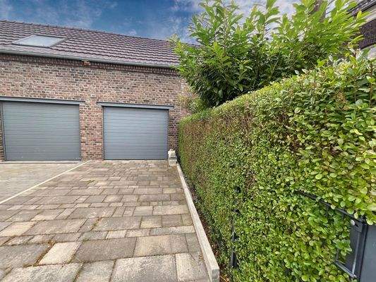 Garage mit Stellplatz