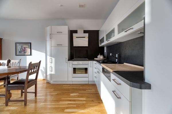 Offene Raumgestaltung mit hochwertiger Ausstattung.jpg