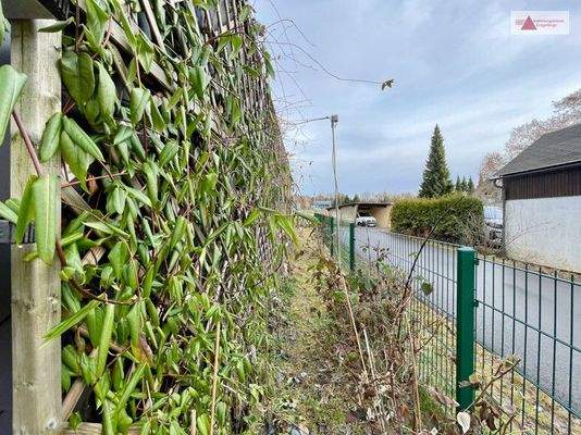 Zaun hinter dem Carport
