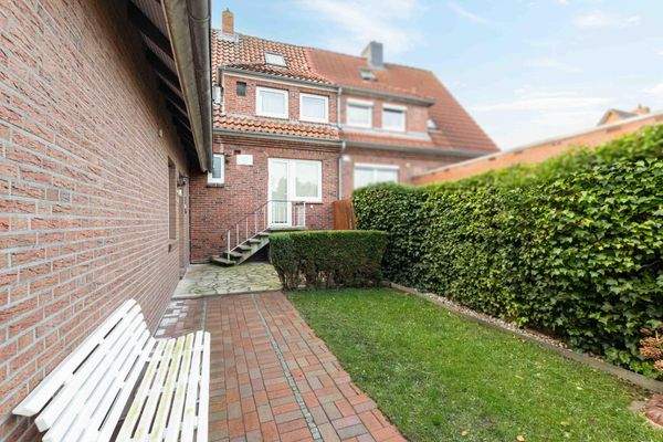 Terrasse mit Zugang zur Doppelhaushälfte