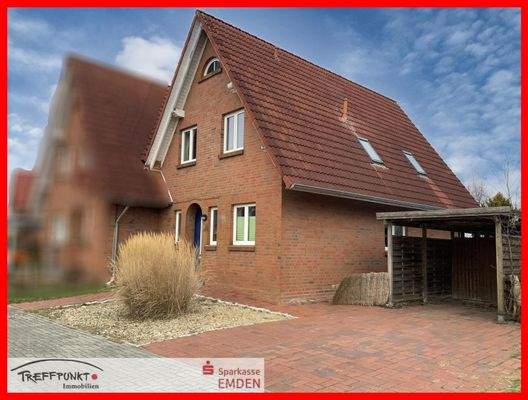 Seitenansicht mit Carport und Zugang zum Garten