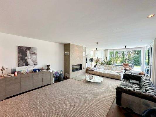 großes Wohnzimmer mit Kamin