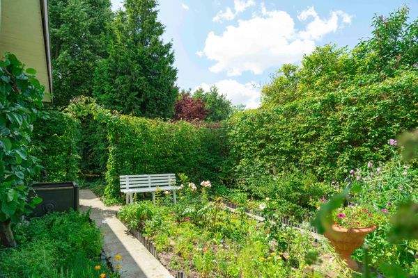 Rosen- und Kräutergarten