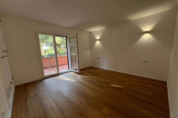 Helles Zimmer mit Balkon