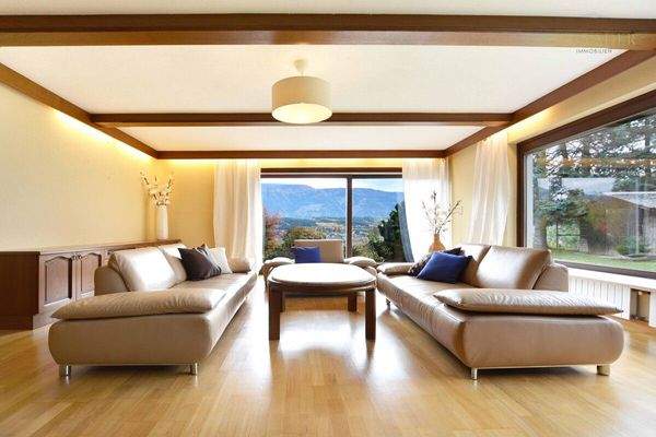 Wohnzimmer im Erdgeschoß mit Fernsicht und Blick in den Garten