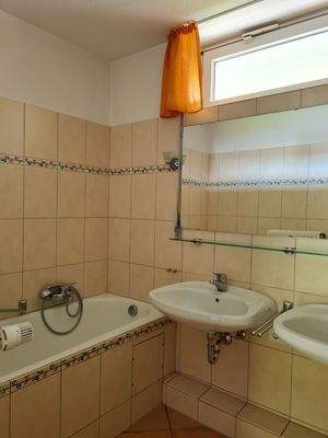 Bad mit Wanne und Dusche