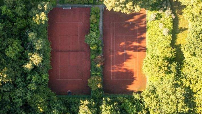 Tennisplatz (kann gegen Gebühr genutzt werden)