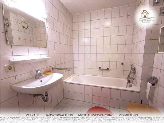 Badezimmer mit Badewanne