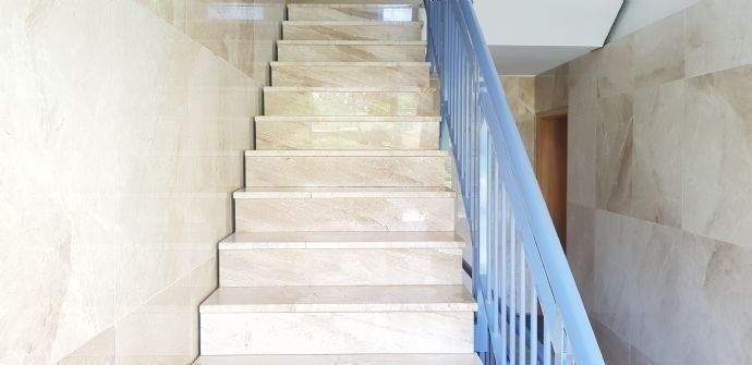 gepflegtes, hochwertiges Treppenhaus 