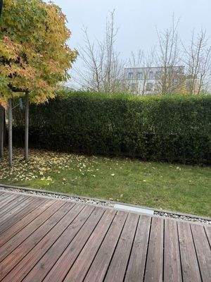 Überdachte Terrasse mit Garten