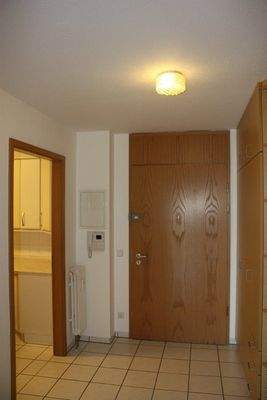 Flur mit Türe zur Küche und Wohnungstür