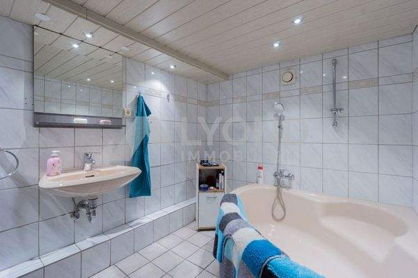 Badezimmer im Untergeschossin UG