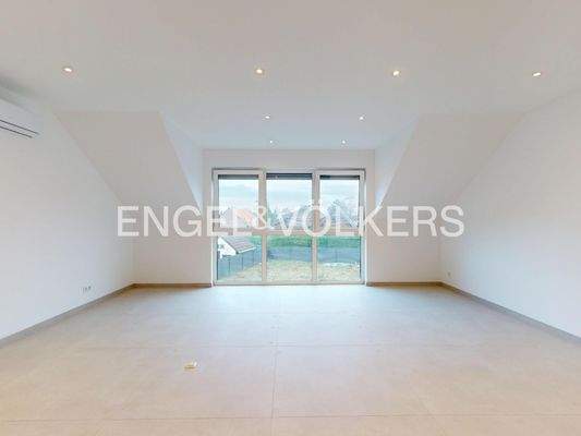 großzügiges Schlafzimmer im OG