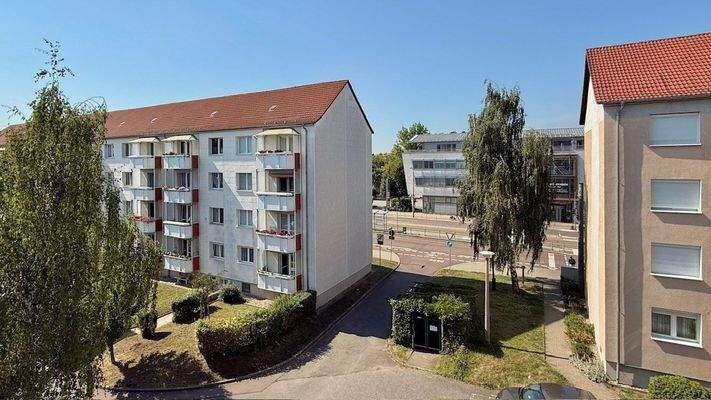 Blick vom Südbalkon zur Hauptstraße mit Haltestelle der Tram