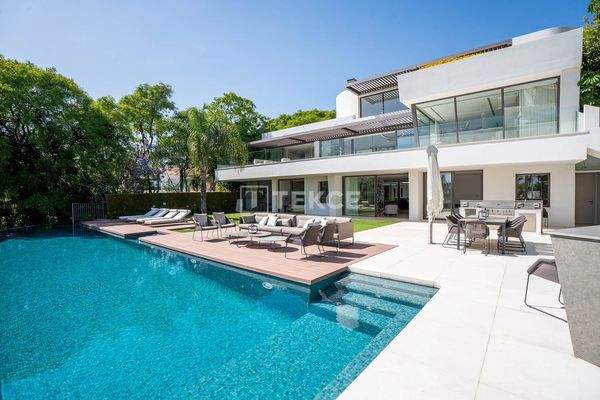 Sea View House with a Spa in Benahavis Malaga