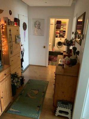 Flur mit Blick ins Badezimmer