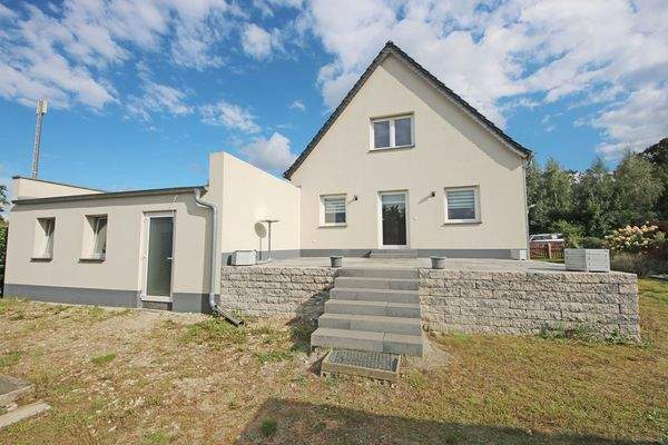 Hausansicht / Grundstücksseite