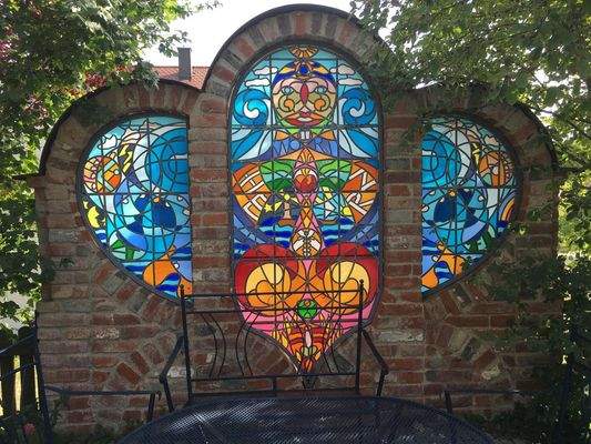 Glasfenster im Garten