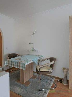 kleiner Esstisch vor der Küche