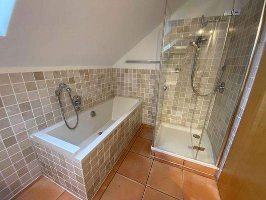 Bad mit Badewanne und Dusche