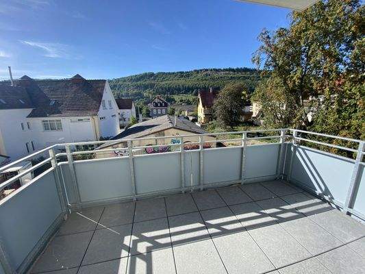 großer Balkon mit Blick ins Grüne