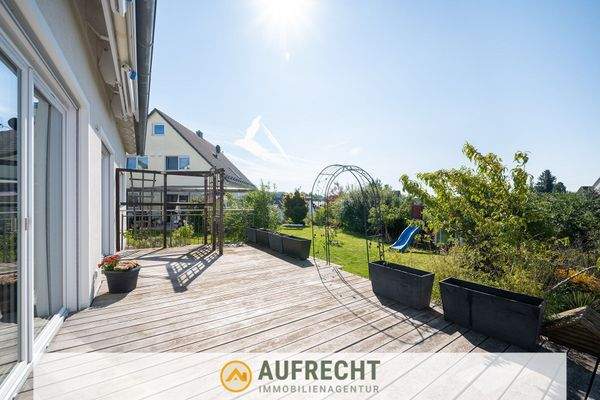 sonnige Terrasse mit Garten in Süd-Ausrichtung