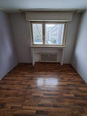 Leeres Zimmer mit Fenster