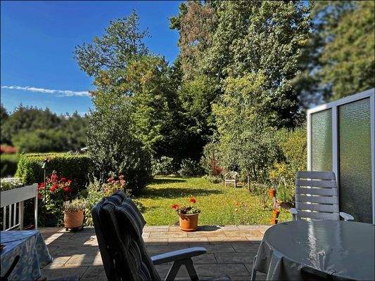 Blick von der Terrasse ins Grüne