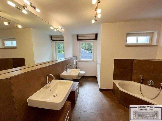 Bad mit Eckbadewanne