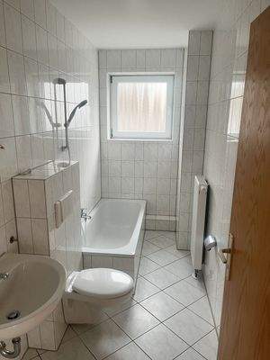 Tageslichtbad mit Wanne