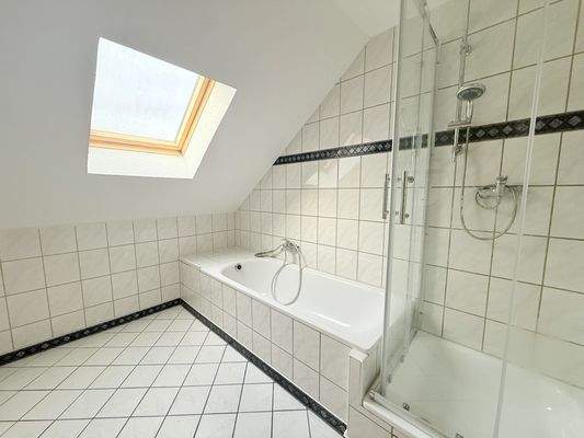 Bad im Dachgeschoss