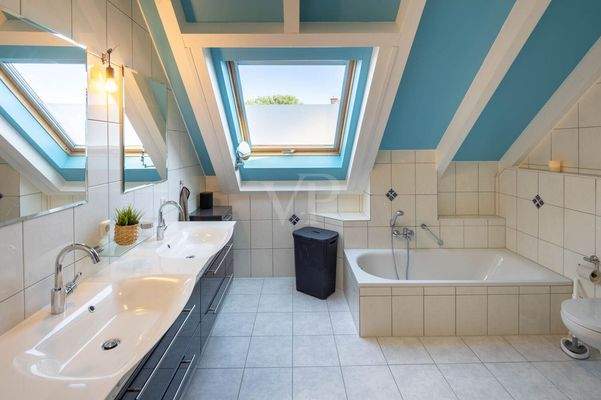 Tageslichtbad mit Wanne & Dusche