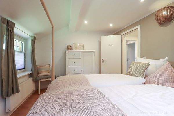 Eines der Schlafzimmer im Erdgeschoss