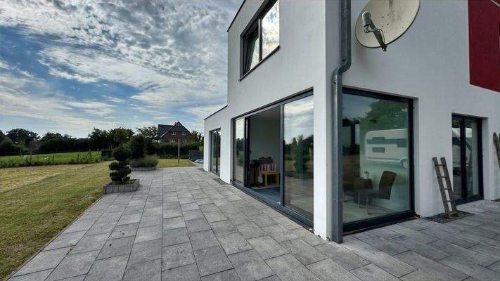 Außenansicht + Wintergarten (Südseite)